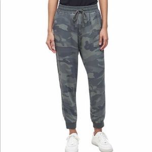 Splendid Camo Jogger Drawstring Woman’s Size Small Olive Green With Pockets